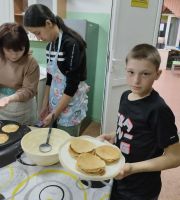Масленицу встречаем - всех блинами угощаем