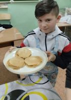 Масленицу встречаем - всех блинами угощаем