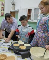 Масленицу встречаем - всех блинами угощаем