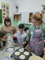 Масленицу встречаем - всех блинами угощаем