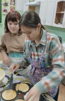 Масленицу встречаем - всех блинами угощаем