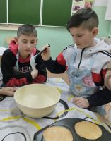 Масленицу встречаем - всех блинами угощаем