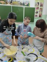 Масленицу встречаем - всех блинами угощаем