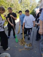 Чистый школьный двор
