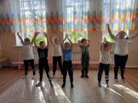 Утро мы начинаем с зарядки