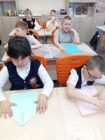 День бумажных самолетиков